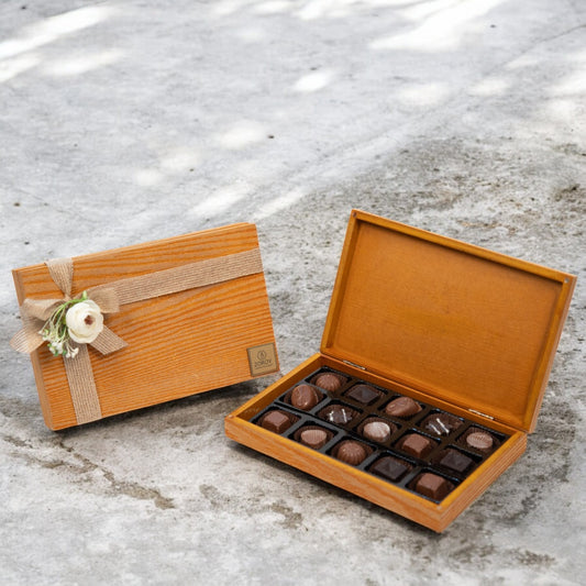 ZOROY Textured Wooden box with 15 assorted chocolates